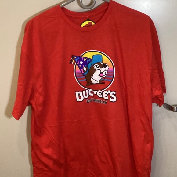 Buc-ees Red XL 40th Anniversary Party Like Its 1982 Beaver Peace Love Shirt - Picture 2 of 10